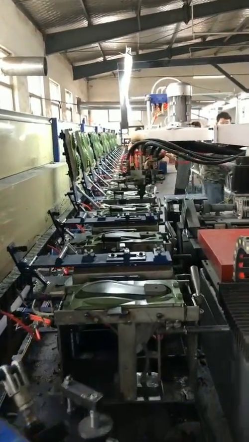 工廠智能機(jī)器人,不見(jiàn)一個(gè)員工